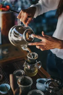 人在泡茶的图片 人在泡茶的图片