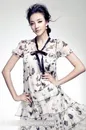 穿蝴蝶图案长裙的清纯美女写真摄影高清图片