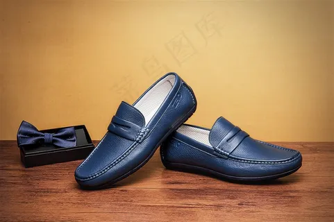台子上领结盒子旁的蓝色男士皮鞋图片欣赏