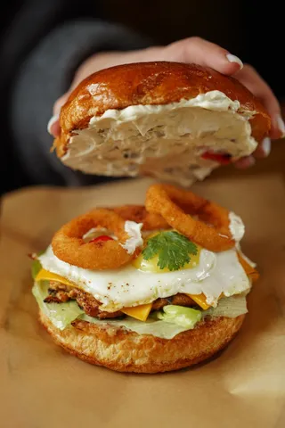 黄色美味汉堡摄影素材