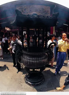 寺院内前来烧香的人们