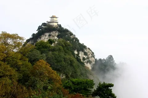 山峰上的古建筑白塔