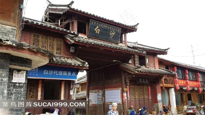 牌楼前的游客
