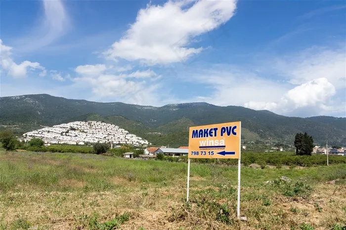 土耳其郊外山岗上的小镇建筑群