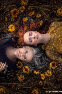 躺在地上的欧美美女图片