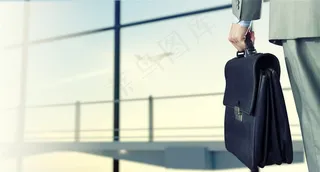 提着公文包的商务人士高清图片素材