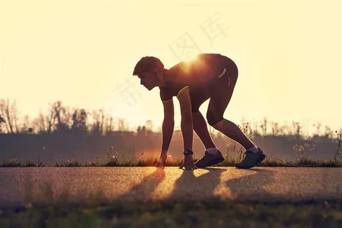 阳光下准备跑步的男士高清摄影图片 阳光下准备跑步的男士高清摄影图片