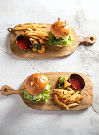 黄色美味汉堡摄影素材