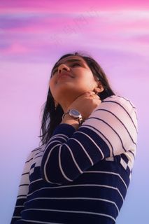 秋季条纹衫美女写真图片