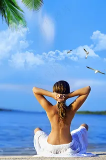 蔚蓝海滩海边美女背影图片