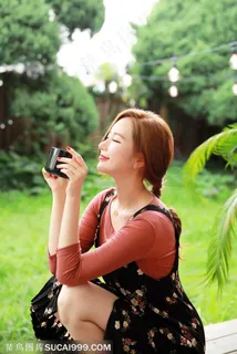 喝咖啡的超清韩国美女李妍静图片