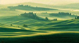 春日阳光下绿色连绵山脉草坪