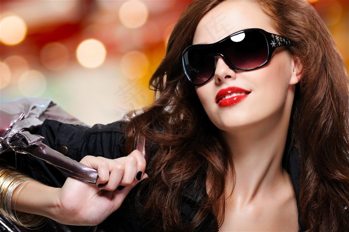 微笑的长发墨镜美人美容图片