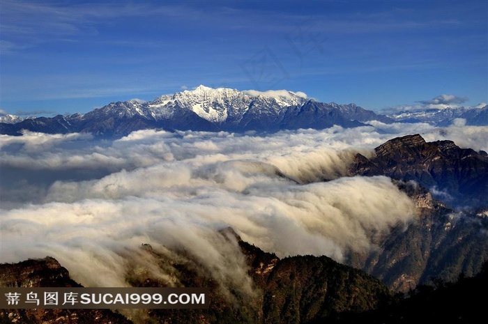 四川牛背山云雾雪山风景