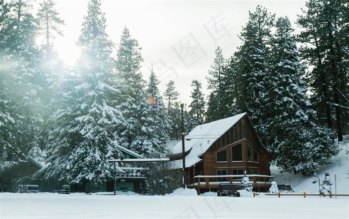 被雪覆盖的小屋高清摄影图片