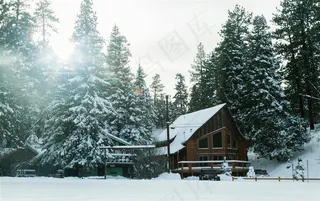 被雪覆盖的小屋高清摄影图片