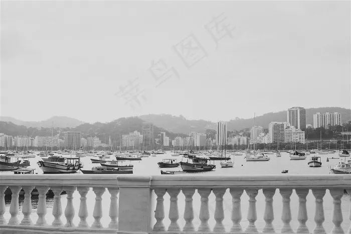 在拱桥上看小船