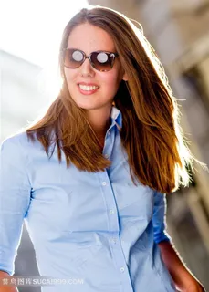 戴墨镜休闲美女图片