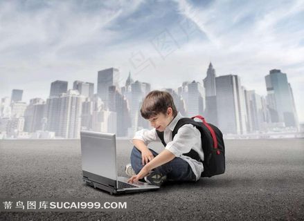 笔记本玩游戏的男孩