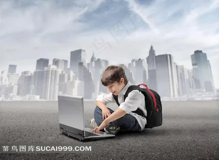 笔记本玩游戏的男孩