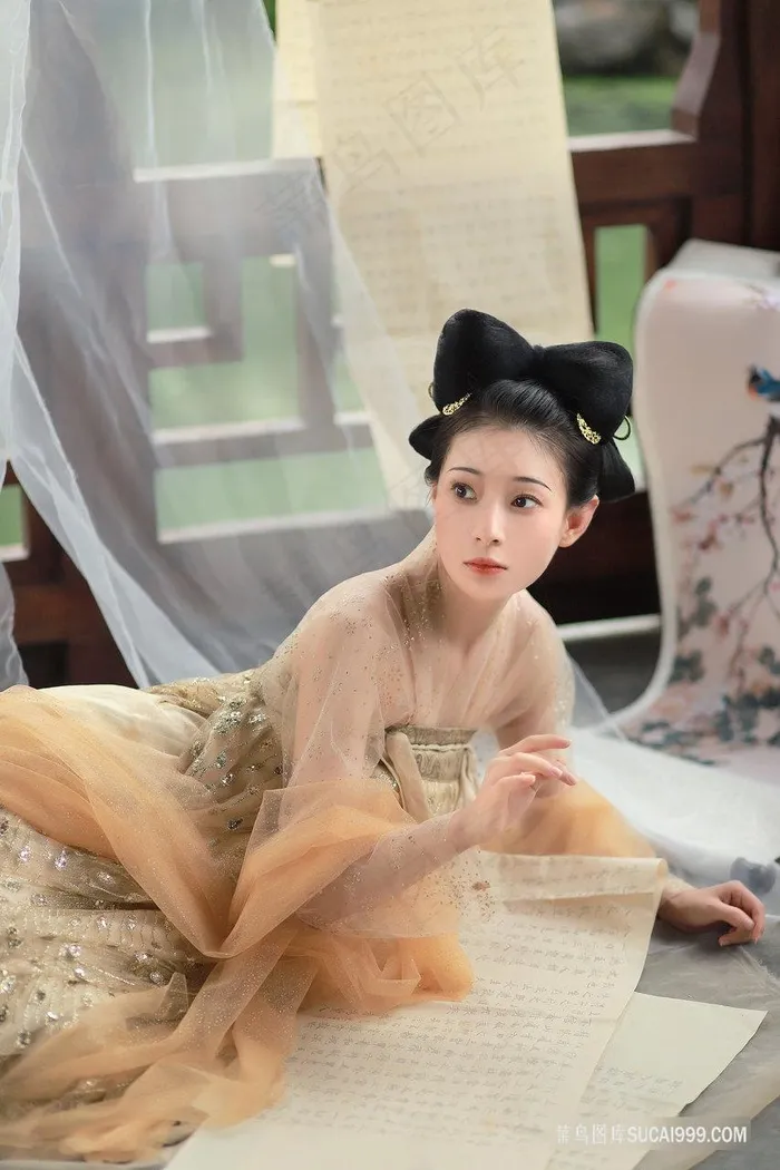 趴伏在地上写诗作画的古装女子图片