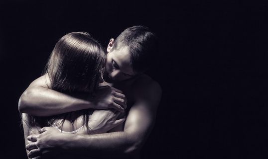 从背部拥抱住美女的帅哥高清图片