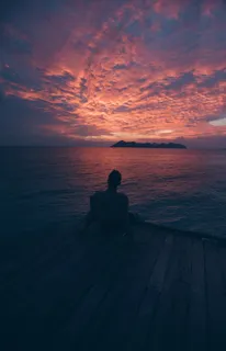 傍晚海边男人背影图片 傍晚海边男人背影图片