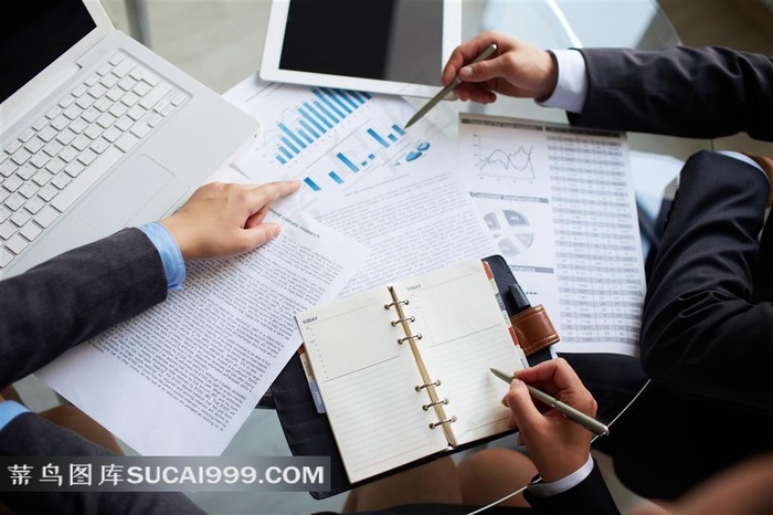 商务人物与桌上的文件摄影高清图片