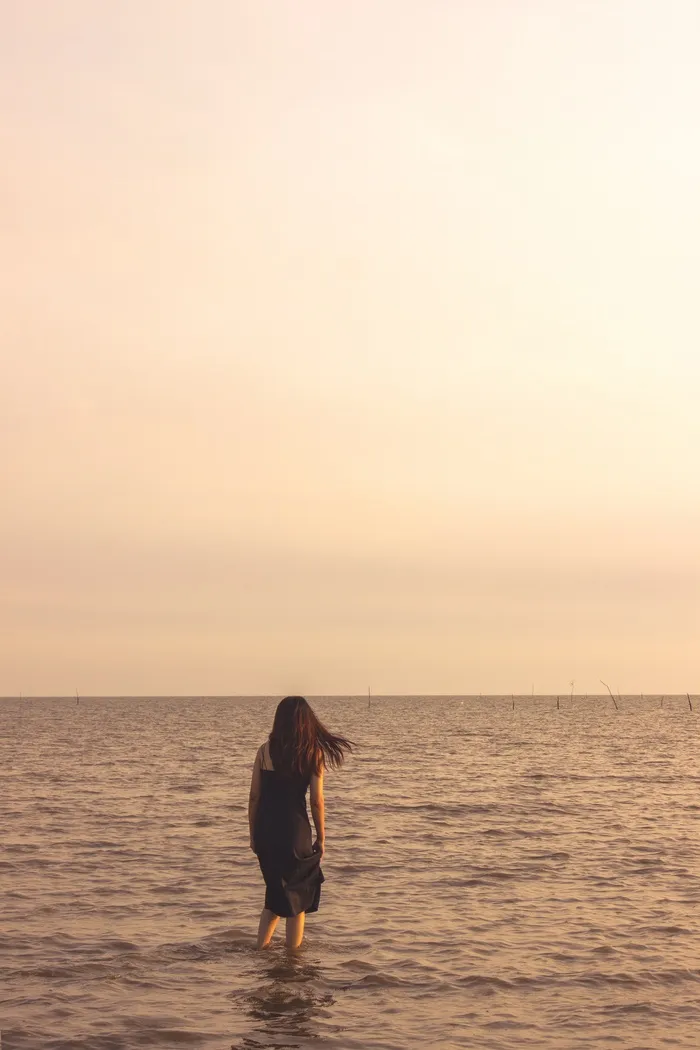 黄昏大海美女背影写真图片