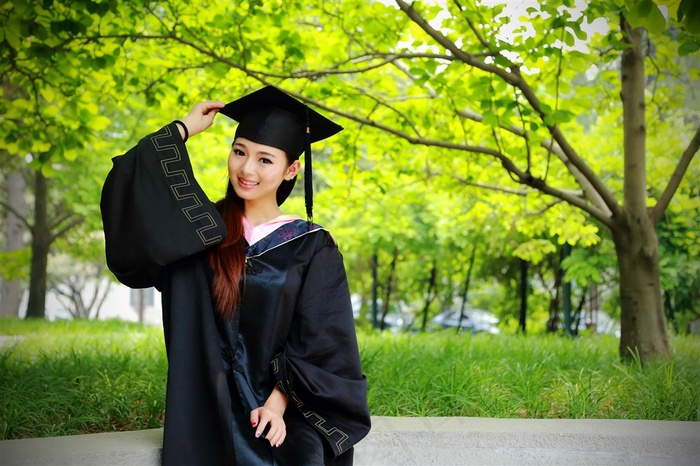 毕业季清秀美女大学毕业生写真图