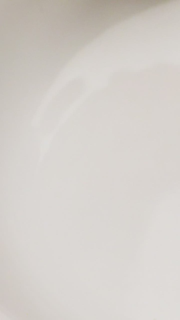 碗里装满了燕麦片和肉桂圆麦片