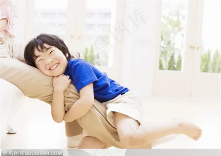 幸福的一家-抱着爸爸大腿的男孩