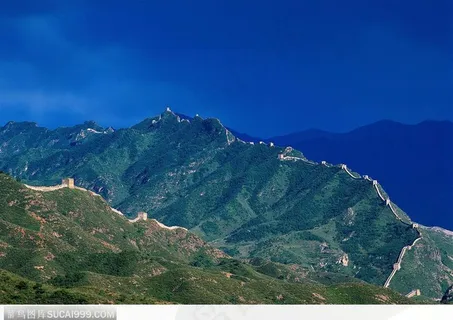 蓝天白云下连绵山脉上的长城12 蓝天白云下连绵山脉上的长城12