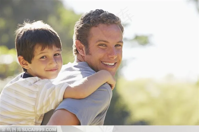 幸福家庭-外国家庭趴在爸爸背上的男孩