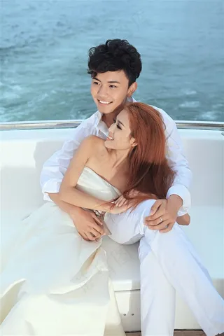 浪漫情侣游艇外拍摄影特写