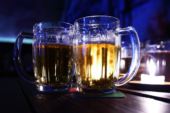 装在玻璃杯里的啤酒