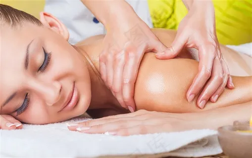 做SPA养生按摩的女性 做SPA养生按摩的女性