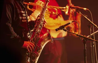 电子吉他演唱会 弹吉他