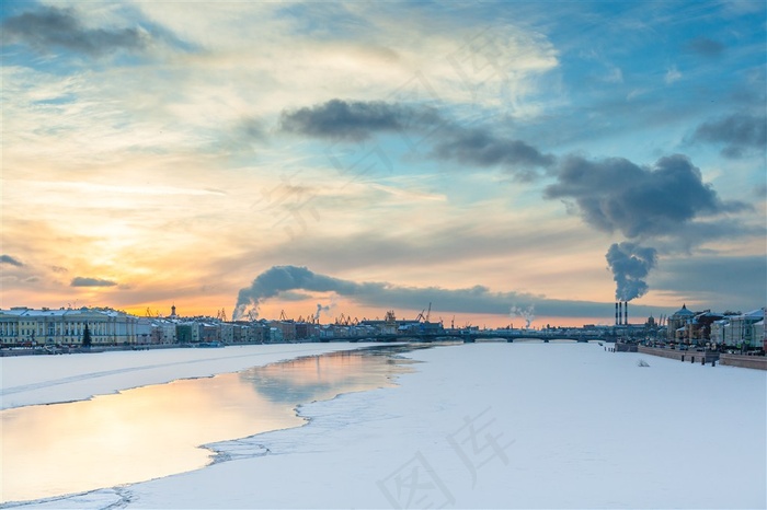 黄昏城镇与河面之上的雪景高清图片