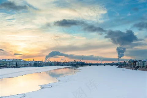 黄昏城镇与河面之上的雪景高清图片 黄昏城镇与河面之上的雪景高清图片