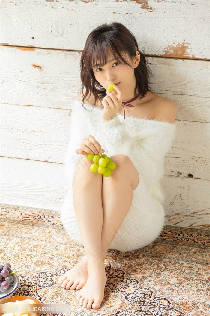 吃葡萄的高清日本美女山本彩写真大图