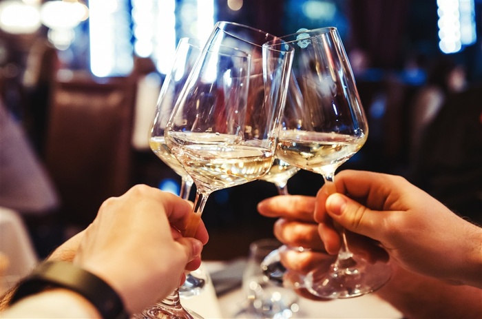 正在举杯欢庆的商务海报高清摄影图片