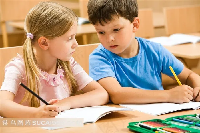 在写作业的两个小学生特写摄影高清图片