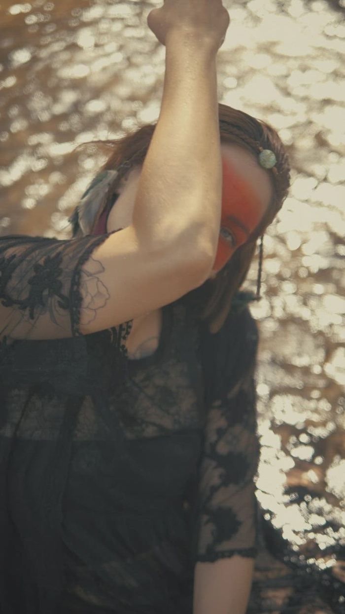 移动她的手的独立时尚女孩