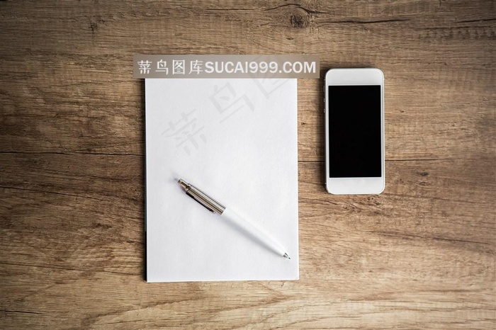 放在桌子上的办公用品