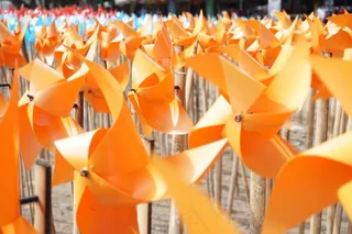 橙色纸风车图片