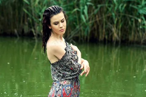 湿发美女图片 湿发美女图片
