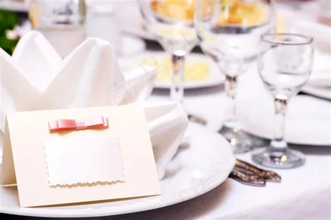 婚宴上的玻璃器皿和杯盘 婚宴上的玻璃器皿和杯盘