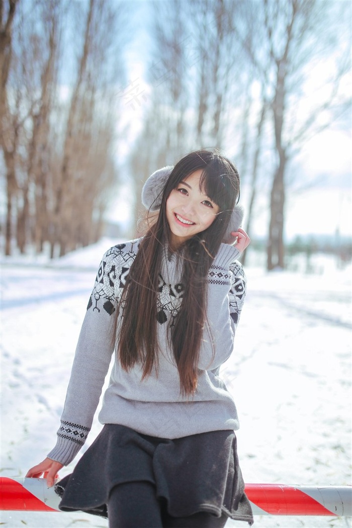 雪地里的长发清纯美少女写真图