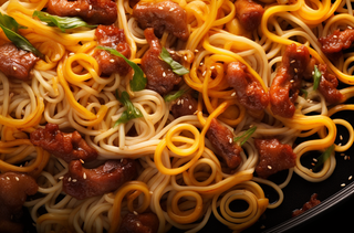 红油辣椒肉拌面美食摄影图